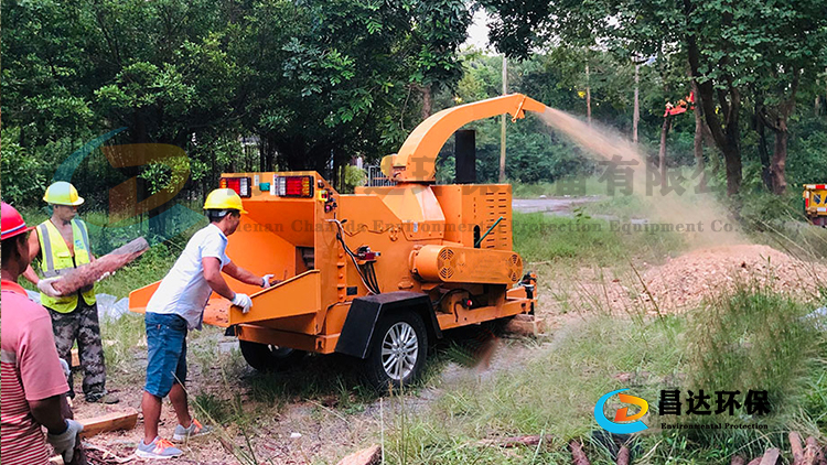 廣州客戶園林綠化單位使用現(xiàn)場(chǎng)，樹枝粉碎機(jī)廠家！